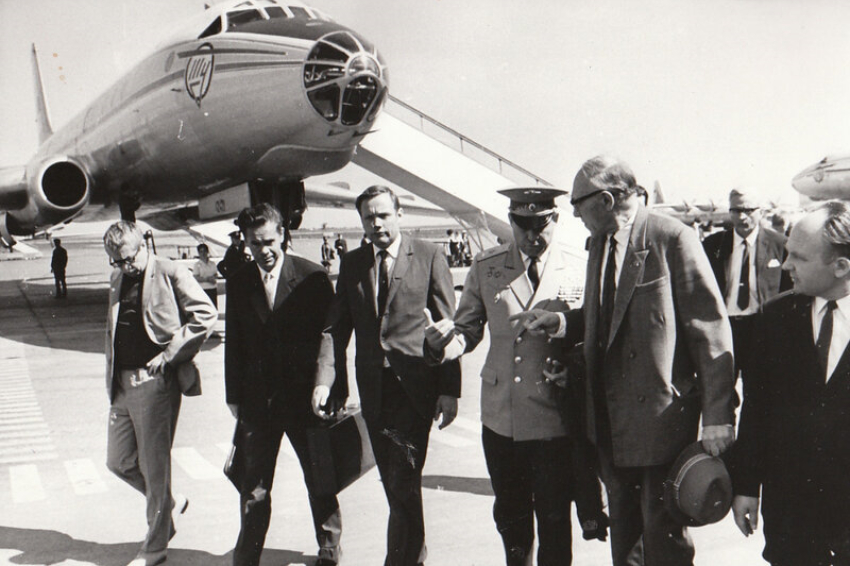 פגישות שסללו את הדרך לשיתופי פעולה מדיניים. ניל ארמסטרונג (שלישי משמאל) מגיע לביקור ההיסטורי בברית המועצות ב-1970 | צילום: NASA