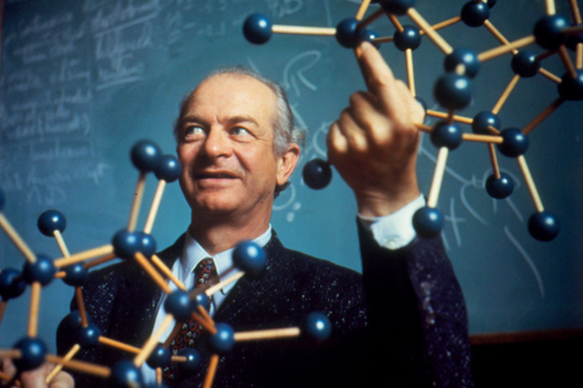 השכלה ואינטליגנציה לא מגינות מפני הטיית האישוש - היו אפילו מדענים מבריקים שנפלו בה. לינוס פאולינג | Thomas Hollyman / Science Photo Library