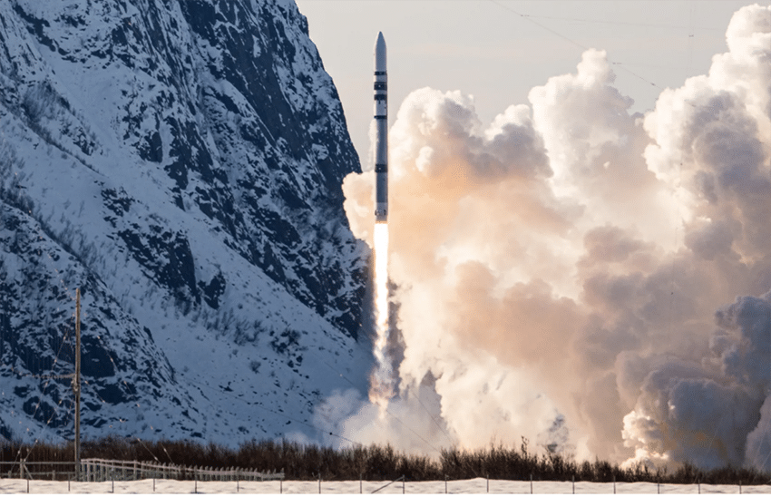 להגדיל את עצמאות השיגור האירופית. טיל ספקטרום של חברת Isar Aerospace בשיגור הבכורה מנורבגיה, מרץ 2025, שהסתיים בהתרסקותו כעבור שניות אחדות | צילום: Isar Aerospace