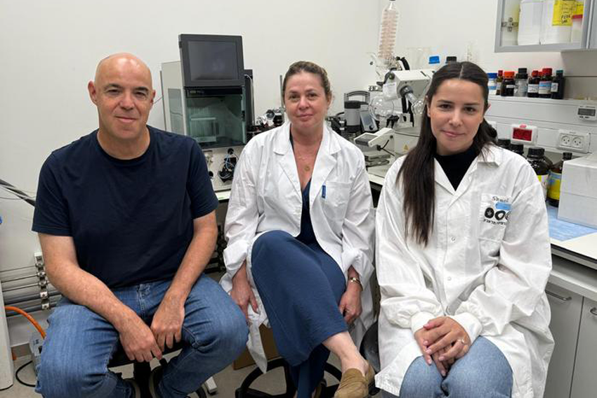 כעת הציגו החוקרים את השלב החשוב הבא בפיתוח החיסון. מימין לשמאל: שני בן הרוש, ד"ר ענבל חזן-הלוי ופרופ' דן פאר | מקור: אוניברסיטת תל אביב