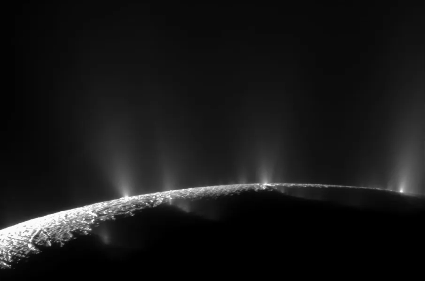 סיכוי טוב שיש שם מולקולות מורכבות, אבל אולי המים בסיסיים מדי לקיום חיים. סילוני הפליטה של אנקלדוס בצילום מהחללית קסיני | מקור: NASA/JPL/Space Science Institute