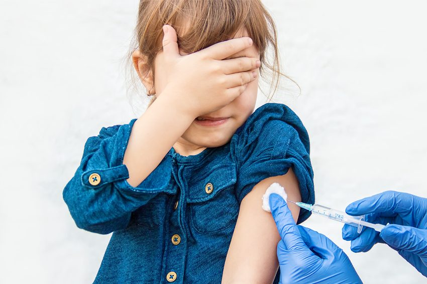 מחלת החצבת נפוצה כעת בחלקים גדולים מהעולם. לפני טיסה, דאגו לבדוק אם יש צורך להשלים חיסונים. ילדה מקבלת חיסון | Shutterstock, Tatevosian Yana