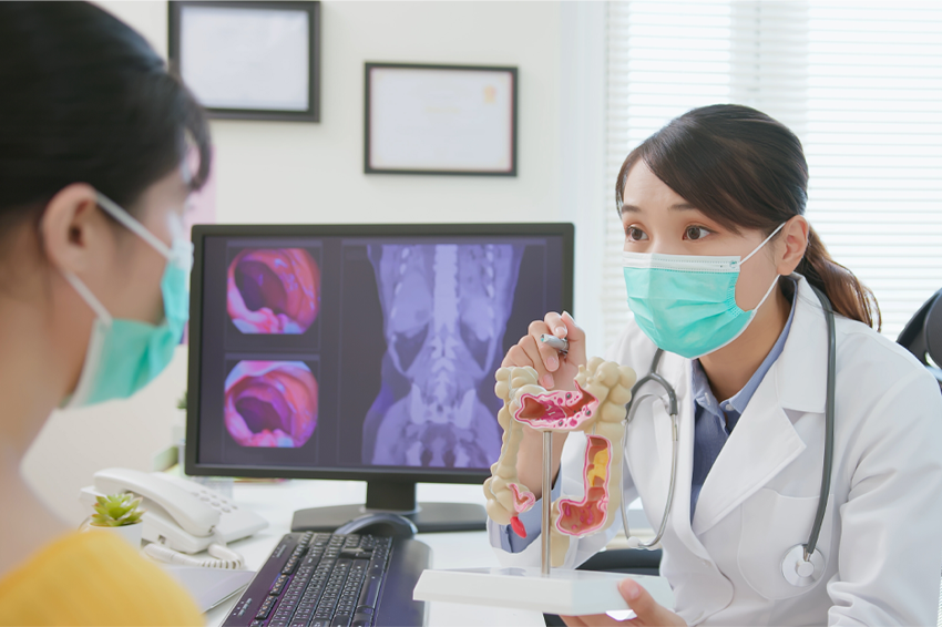 שיעורי סרטן המעי הגס בקרב מהגרים משתנים בתוך קצת יותר מעשר שנים, ומתקרבים לאלה של המדינה שאליה היגרו. רופאה מסבירה למטופלת תוצאות של קולונסקופיה | Shutterstock, aslysun