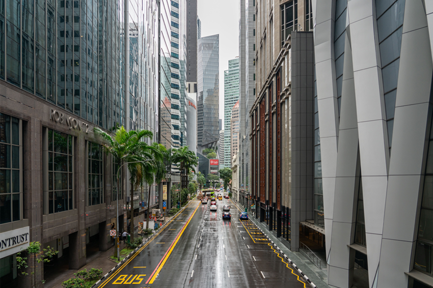 דבר אחד שלא חסר להם כמעט לעולם הוא גשם. רחוב סינגפורי רטוב | Shutterstock, Wirestock Creators