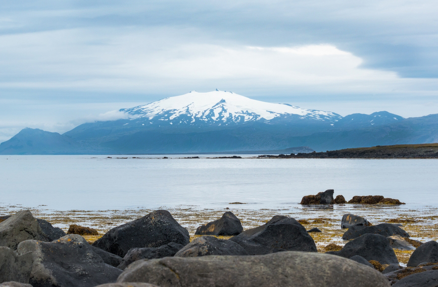 לדברי ריים, המאגמה שנפלטת מהרי הגעש של איסלנד מכילה אחוז ניכר של חומר יבשתי מותך. הר הגעש סְנָאיִיפֵלְסְיֵיקוּל באי | Shutterstock, ElenaGC