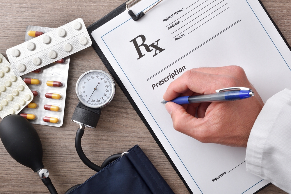 כדי לאתר את מי שחולה, לאבחן נכון ולהעניק טיפול מתאים נדרשת מדידת לחץ דם. רופא רושם מרשם לתרופה ליתר לחץ דם | Davizro Photography, Shutterstock