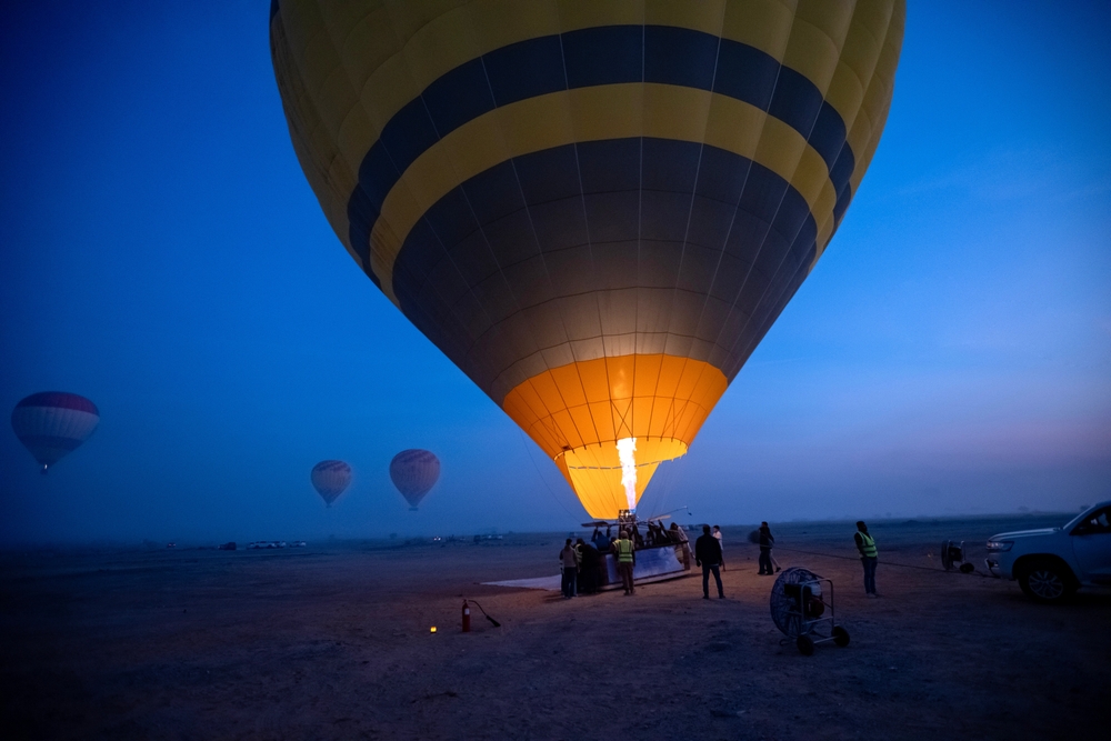 האוויר החם פחות צפוף מהאוויר הקר, לכן הוא עולה למעלה, או צף מעל האוויר הקר, ויכול גם להרים כדורים פורחים | צילום: Abie Davies, Shutterstock