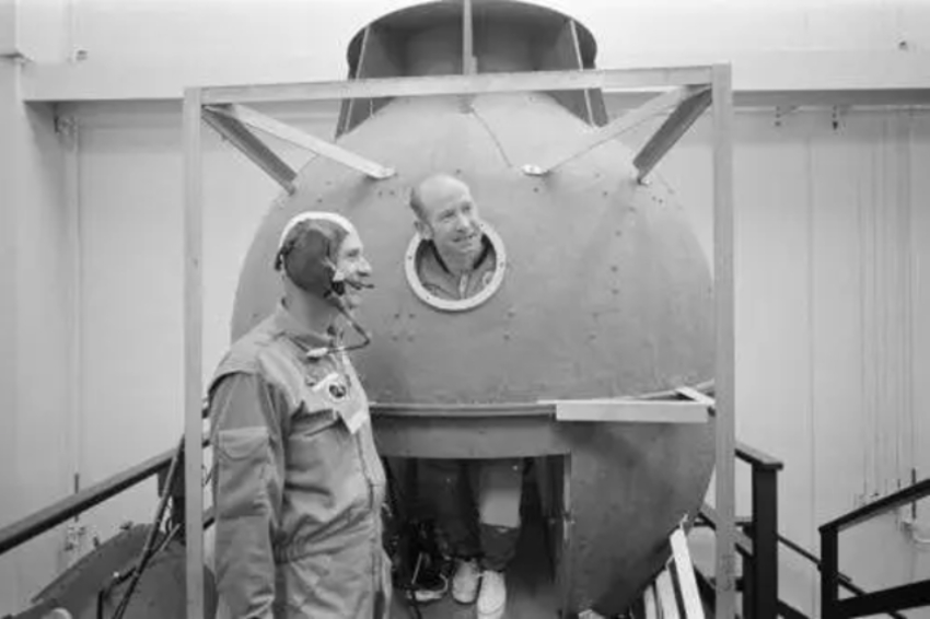 אחוות מפקדים. סטאפורד (מחוץ לדגם החללית) וליאונוב מחליפים הלצות במהלך האימונים למשימה | צילום: NASA