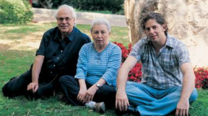 הטיפול נחקר כפוטנציאל לטיפול בגידולים נוספים, וגם במחלות אחרות כמו מחלות אוטואימוניות. אלינב (מימין) ואשחר עם טובה וקס ב-2008 | צילום: מכון ויצמן למדע