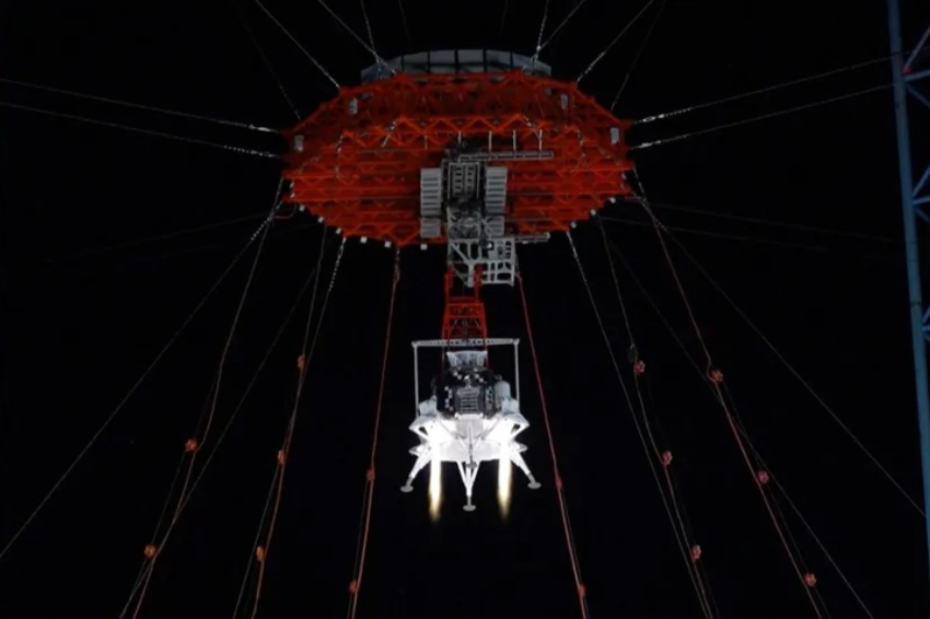 הדמיה מוצלחת של נחיתות על הירח בתנאים שונים. רכב הנחיתה לניואה במתקן ההדמיה בחביי | צילום: China Central Television CCTV