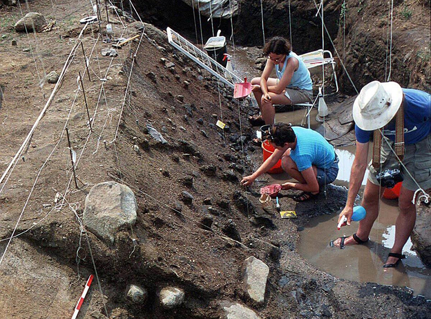 אחד האתרים הארכיאולוגיים העתיקים ביותר בישראל, עם ראיות ארכיאולוגיות מלפני כ-780,000 שנים להתיישבות של מין קדום ממשפחת האדם. חפירה באתר גשר בנות יעקב | צוות גשר בנות יעקב