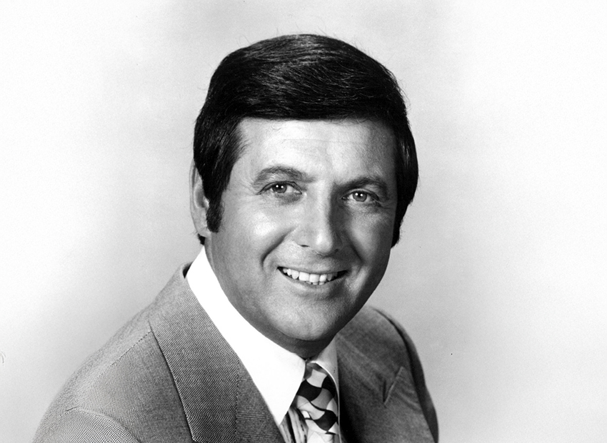 תחת שם במה הוא הפך למנחה מצליח ופופולרי במיוחד של שעשועוני טלוויזיה מבדרים. מונטי הול בתקופת שידור "עשינו עסק" | ויקיפדיה, נחלת הכלל