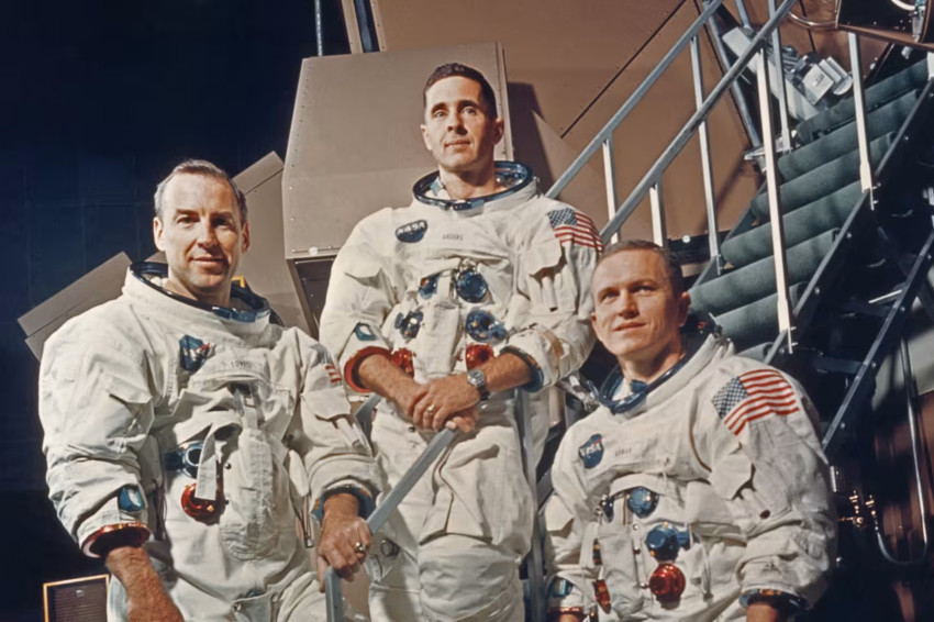 האדם הראשון שניווט את הדרך לירח. ג'ים לאבל ברכב הפיקוד של אפולו 8 במהלך המשימה | צילום: NASA