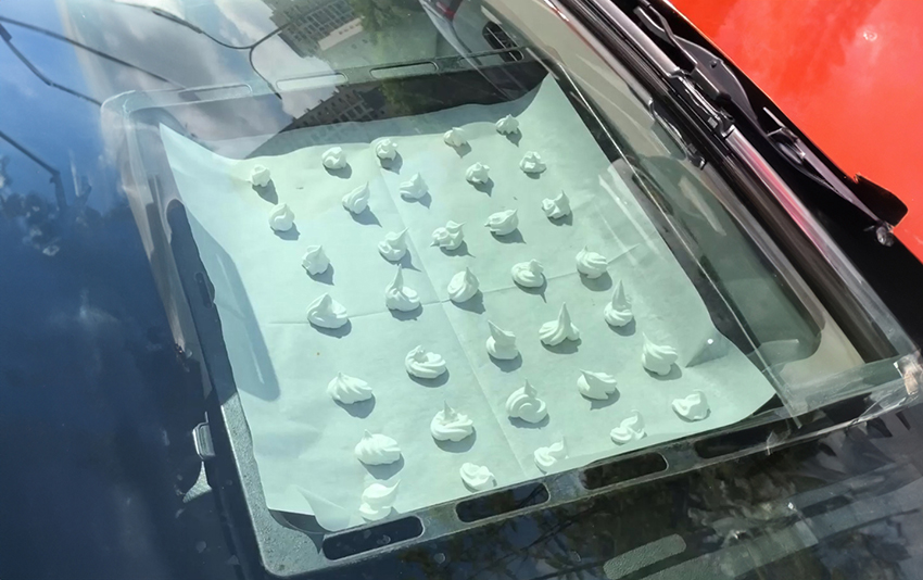 מה שמתרחש במכונית דומה למה שקורה בחממה. הקרינה נכנסת, והאוויר החם לא יוצא. לכן החום מגיע לעשרות מעלות והמכונית מתחממת כמו תנור. נשיקות מרנג נאפות במכונית | צילום: אבי סאייג 