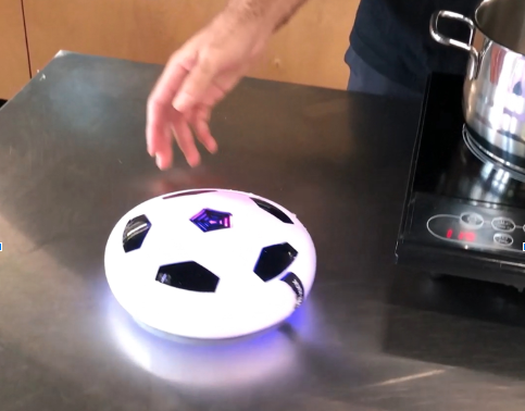 באפקט ליידנפרוסט טיפות הנוזל מרחפות מעל המשטח כמעט בלי חיכוך, כמו רחפת | צילום: שלי קרן-גיל