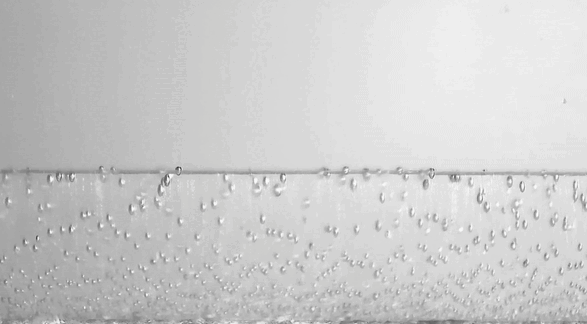 כשמקפיאים מהר נוצרות בועות עגולות, ואילו בהקפאה איטית הן נהיות צרות וארוכות. בועות בצורות שונות מתהוות בקרח | Shoa et al., Cell Reports Physical Science 2025