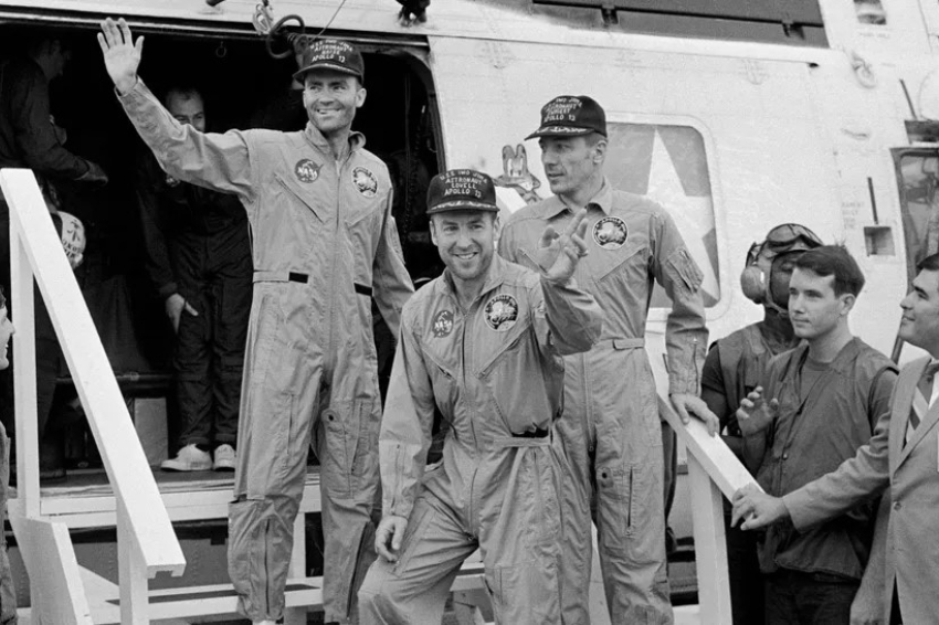 בסוף הם חזרו בשלום, לא מעט בזכות התושייה וקור הרוח של לאבל. צוות אפולו 13 נוחת על סיפונה של נושאת המטוסים איוו ג'ימה: משמאל: הייז, לאבל וסוויגרט | צילום: NASA
