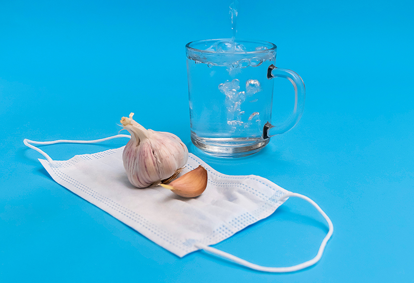 גם בתקופת הקורונה התפרסמו מדי פעם כתבות על אמצעים שהצילו אנשים מהמחלה, לכאורה – החל מאכילת שום וכלה בתפילות טיבטיות. שום ומים רותחים | Shutterstock, Milenova Elena