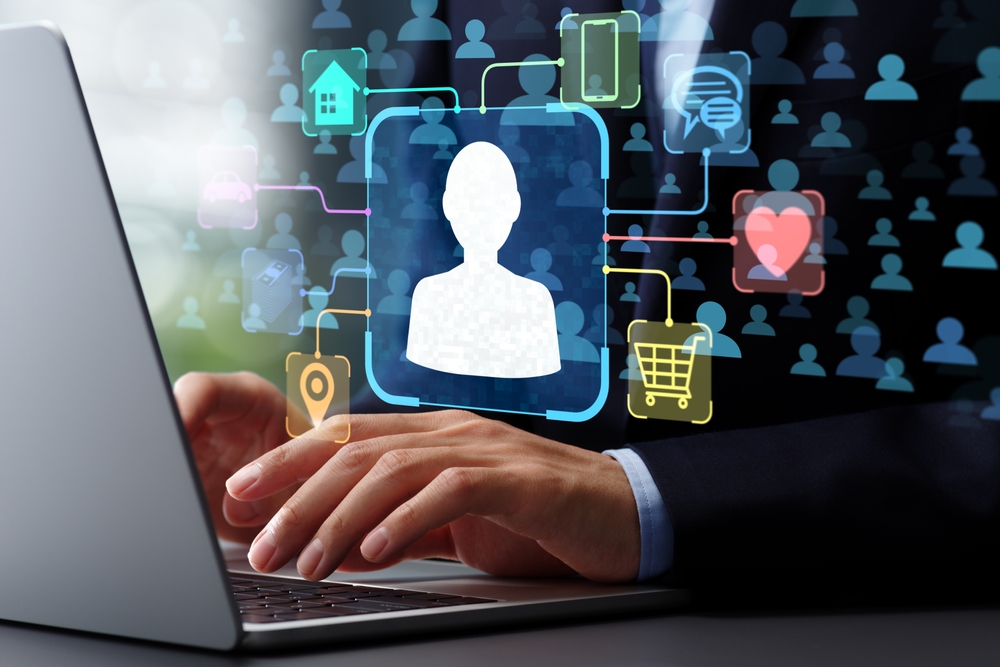 כפי שאנחנו לומדים את המשחק, המשחק לומד אותנו באמצעות איסוף שיטתי של נתונים כמעט על פעולותינו בו. אדם יושב מול מחשב | tadamichi, Shutterstock