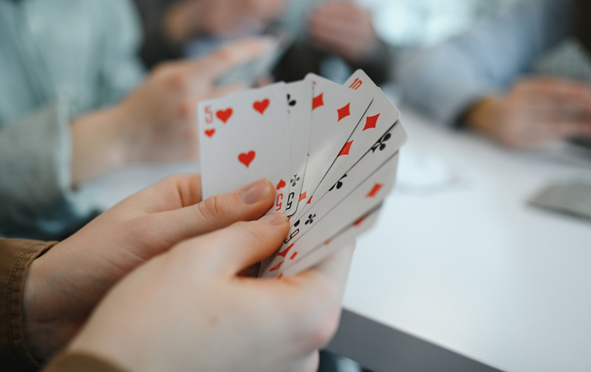 איזה רצף יותר סביר? שחקן מחזיק קלפים | Shutterstock, Hryshchyshen Serhii