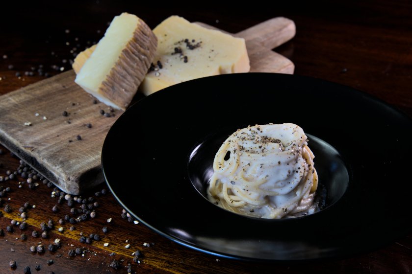 הכנת הרוטב המשיי המושלם מאתגרת. רוטב קאצ'ו א פֶּפֶּה | Simone Frau