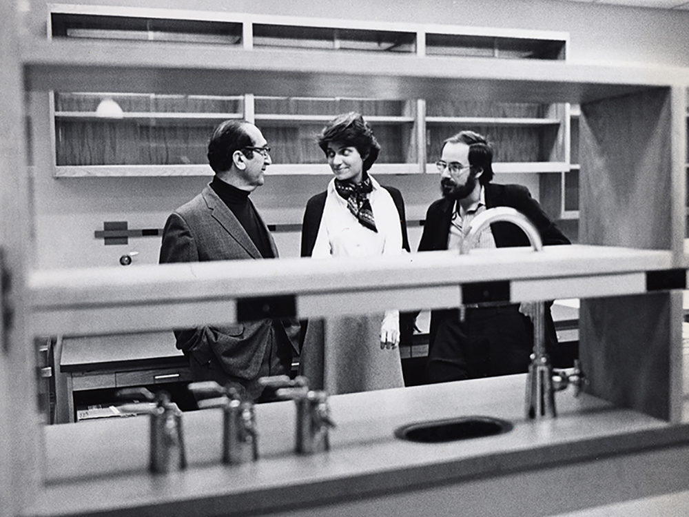 הכיר חוקרים צעירים ונמרצים במכון הטכנולוגי של מסצ'וסטס. דייויד בולטימור (ימין), סלבדור לוריא (שמאל) וננסי הופקינס, ב-MIT ב-1973 | מקור: U.S National Library of Medicine, Courtesy of the Massachusetts Institute of Technology. Museum