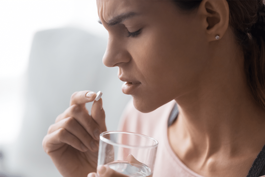 "אנחנו מסתכנים בהטלת האשמה על אימהות ויצירת עוד לחץ, האשמה עצמית וסטיגמה". אישה לחוצה לוקחת תרופה | Shutterstock, fizkes