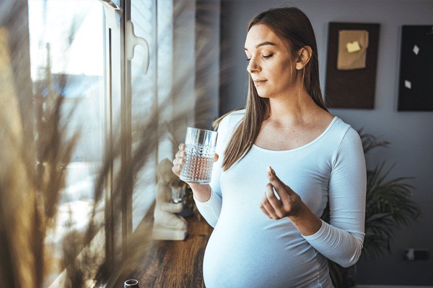 "אנחנו מסתכנים בהטלת האשמה על אימהות ויצירת עוד לחץ, האשמה עצמית וסטיגמה". אישה לחוצה לוקחת תרופה | Shutterstock, fizkes