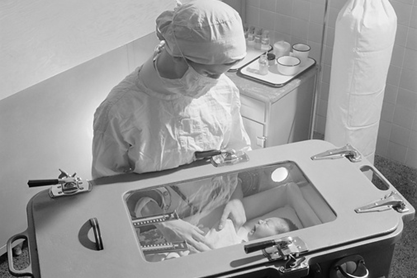 לפי הנחה מוטעית שרווחה באותם זמנים, מערכת העצבים הבוסרית של הפגים מונעת מהם לחוש כאב. פג באינקובטור בשנות ה-40 | Library Of Congress / Science Photo Library