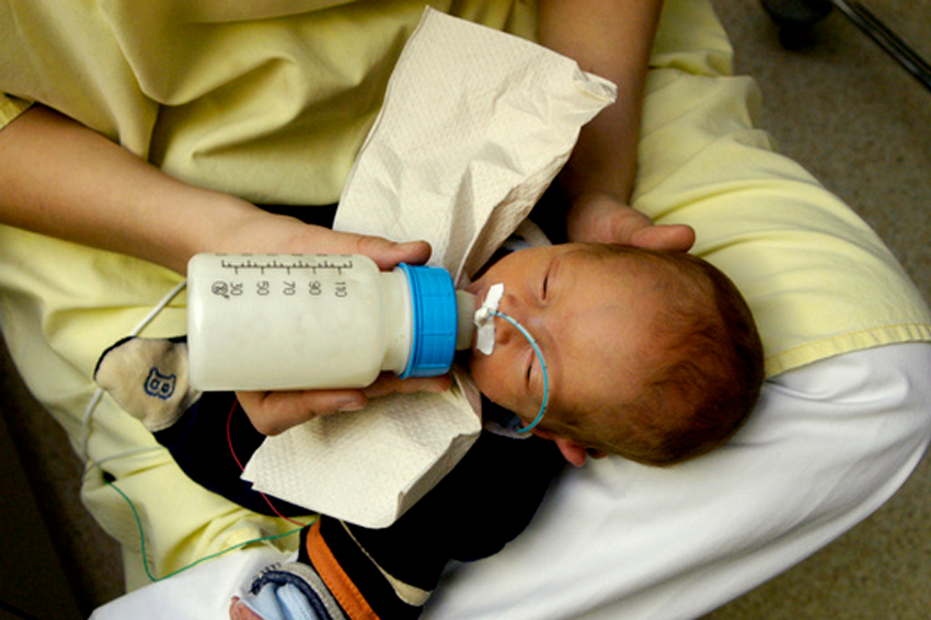 ההשפעה הממושכת של כאב הפגים על המשך חייהם הובילה חוקרים רבים לחפש כלים להקלה על כאבם. פג יונק מבקבוק | AJ Photo / Science Photo Library