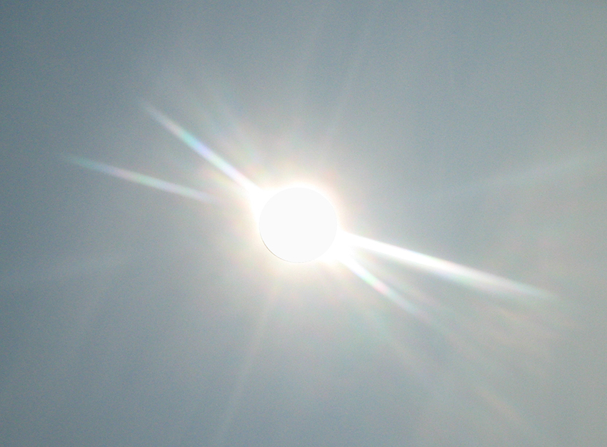 לא להסתכל ישירות – זה מסוכן! צילום של השמש בשמי כדור הארץ | צילום: Kashparovski, Wikipedia