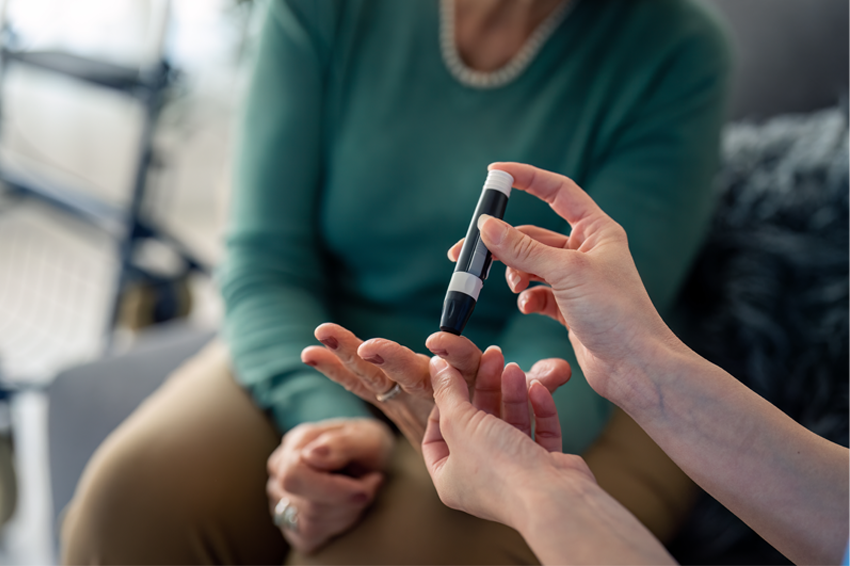 מחקר בינלאומי חזר עשרות שנים אחורה כדי לברר את ההשלכות האפשריות של רעב במהלך ההיריון על התפתחות סוכרת בהמשך החיים. אחות בודקת את רמת הסוכר בדם של מטופלת | Shutterstock, Dorde Krstic