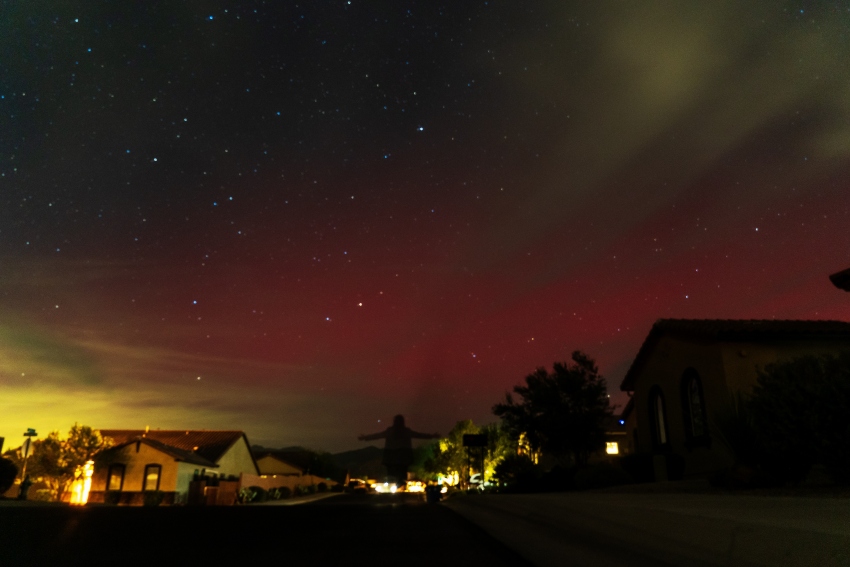 טובל את העיניים בירוק ובאדום. זוהר הקוטב נראה גם בעיירה מראנה שבדרום אריזונה ביום שלישי השבוע, 11 בנובמבר 2025 | צילום: Jennifer G. Lang, Shutterstock