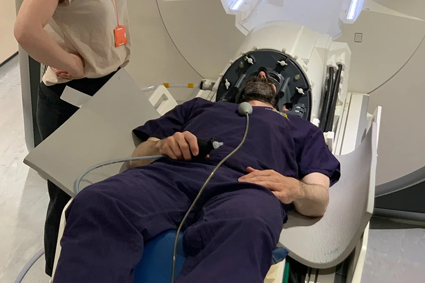 טכנולוגיה חדשנית שעשויה לחולל מהפכה בטיפול במחלות מוח – בלי ניתוח ובלי שתלים. מתנדב חובש את קסדת האולטרסאונד בכניסה למכשיר ה-MRI | מקור: Brad Treeby/UCL