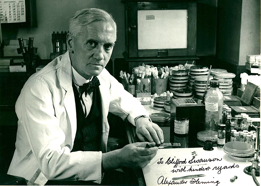 בזכות הרגלי סדר וניקיון קלוקלים גילה צלחת מזוהמת בעובש שהפריש חומר כלשהו שמעכב גדילת  חיידקים. אלכסנדר פלמינג במעבדה | Navy Medicine, flickr