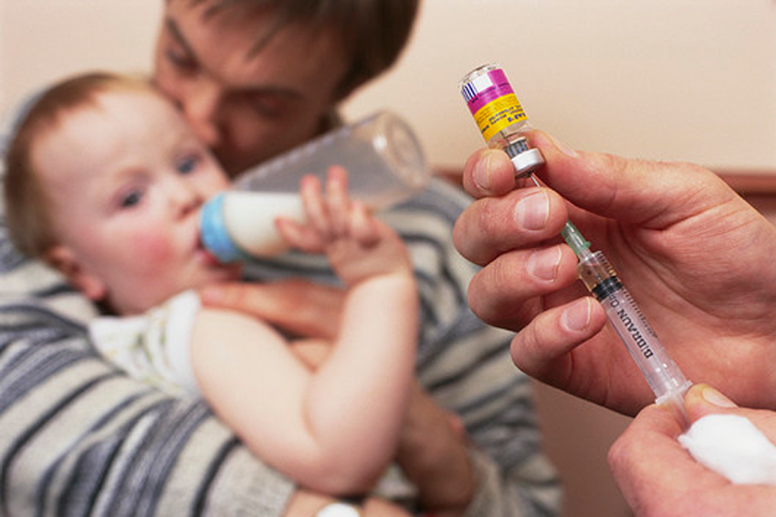 ילדים לא מחוסנים נמצאים בסכנה חמורה להידבקות. תינוק מקבל חיסון נגד חצבת ומחלות נוספות | Jim Varney / Science Photo Library