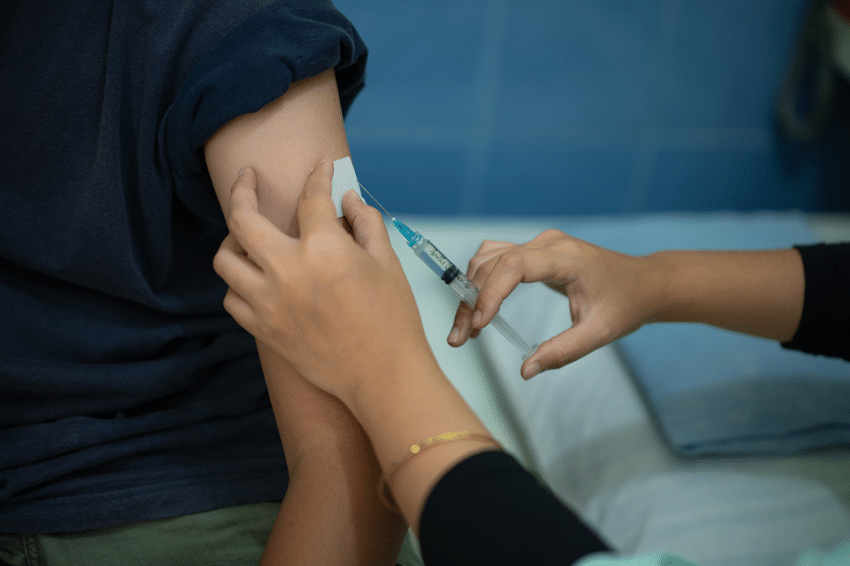 משרד הבריאות רכש כמעט חצי מיליון חיסונים נוספים, ואתמול החל להפיצם לקופות החולים. אדם מתחסן | Shutterstock, Fajar Arifiyanto