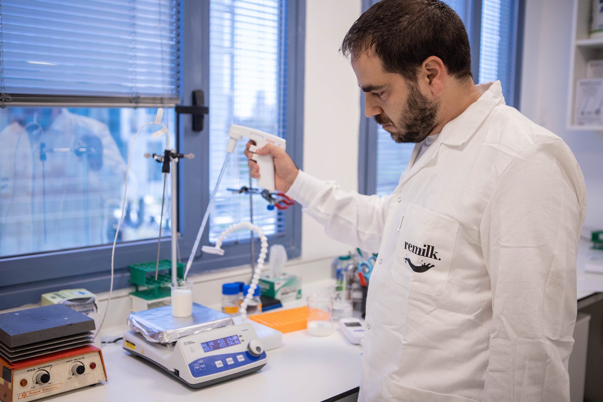 אפשר אפילו להקציף את מוצר "החלב בלי חליבה". מתנאל טסה, טכנולוג מזון בכיר, מתכונן למבחן הקצפה למוצר "החלב החדש" | צילום: טל זליקוביץ, Remilk