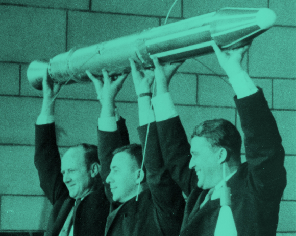 ון אלן מניף את אקספלורר 1, יחד עם פיקרינג ופון בראון. NASA