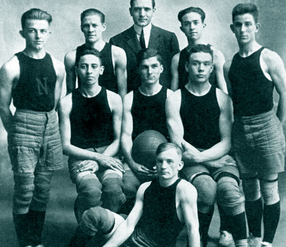 ספורטאי מצטיין. האבל כמאמן קבוצת הכדורסל של תיכון בקנטקי ב-1914 | מקור: Science Photo Library