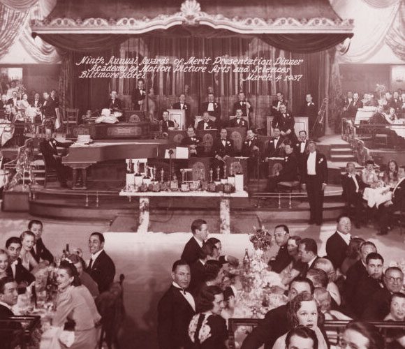 כוכב עולה גם בין כוכבי הקולנוע. טקס האוסקר של שנת 1937 | מקור: Oscars.org