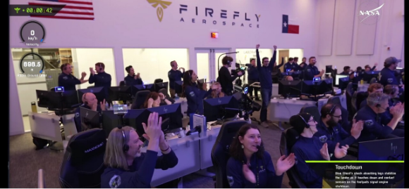 ​נחיתה מוצלחת. צהלות שמחה במרכז הבקרה של Firefly עם קבלת האישור על הנחיתה המוצלחת | צילום מסך מתוך השידור של Firefly