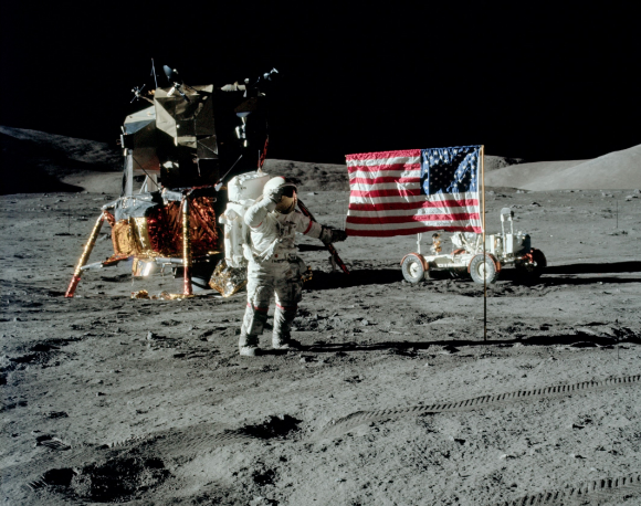 יום אחד יעמדו פה תיירים. אתר הנחיתה של אפולו 17 בהרי טאורוס, המקום האחרון (בינתיים) שבו דרכו בני אדם על הירח | צילום: NASA