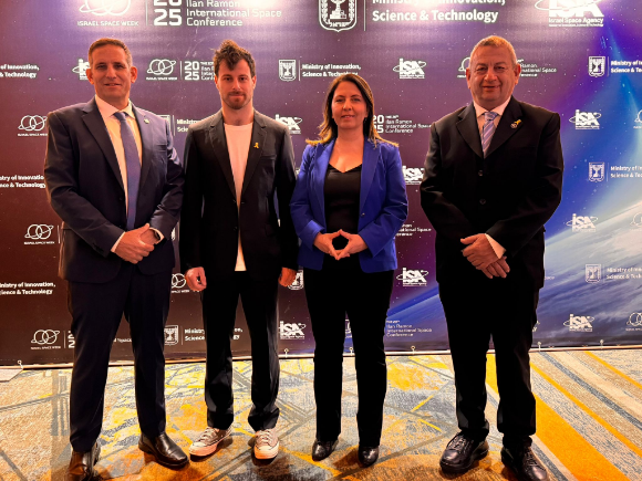 מקיימים תהליך מול נאס"א, השרה גמליאל עם מנהל סוכנות החלל הישראלית, אורי אורון (משמאל), יו"ר סוכנות החלל, דן בלומברג (מימין), ויפתח רמון, יו"ר קרן רמון | צילום: שלומי אמסלם, לע"מ, משרד החדשנות המדע והטכנולוגיה