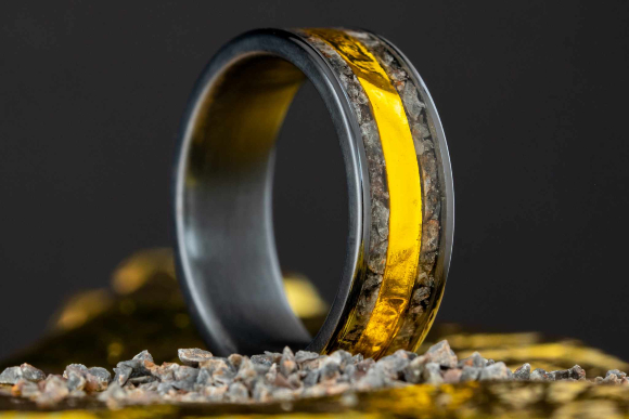 טבעת יחידה במינהף עם פירורי מטאוריט מהירח וחומר בידוד מאפולו 11 | צילום: Honest Hands Ring Co., באדיבות ג'ון מסיק