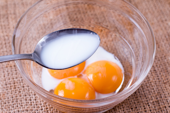 הוספת חלב לביצים | צילום Ahanov Michael, Shutterstock