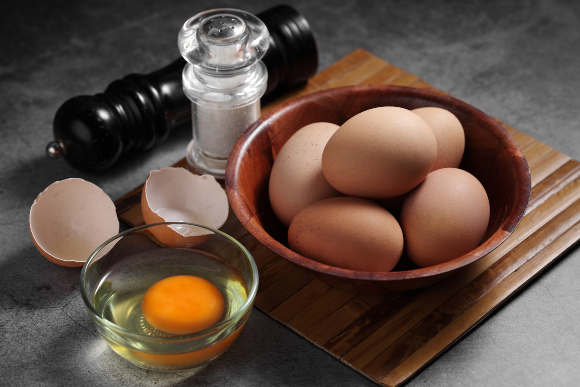 לא נורא אם שוכחים להוסיף את המלח לפני הטיגון. ביצים ומלח | צילום: seksan wangjaisuk, Shutterstock