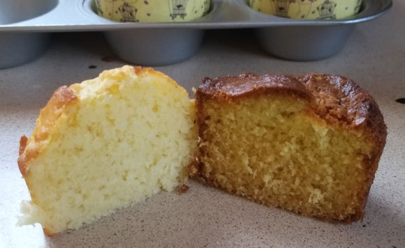 מאפין עם סודה לשתייה (מימין) ועם אבקת אפייה | צילום: דפנה מנדלר