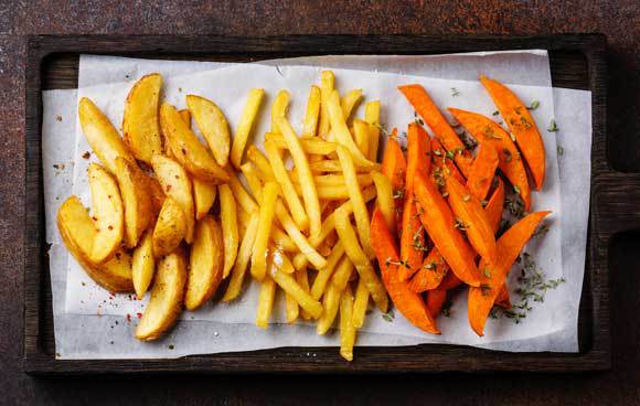 תפוחי אדמה ובטטה בצורות חיתוך שונות | צילום: Natalia Lisovskaya, Shutterstock