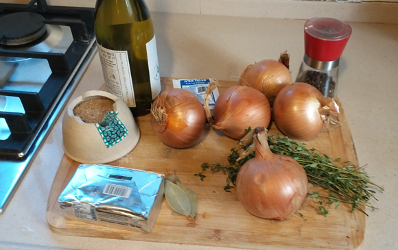 המרכיבים למרק הבצל | צילום: דפנה מנדלר